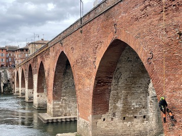Rafraîchissement du Pont Vieux d'Albi : Un Nettoyage sur Corde Rafraîchissement du Pont Vieux d'Albi : Un Nettoyage sur Corde